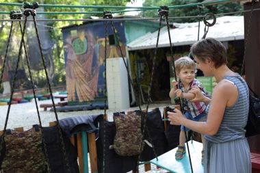 Çocuk engellerin üstesinden gelir.