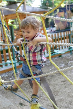 Parkur üzerinde çocuk