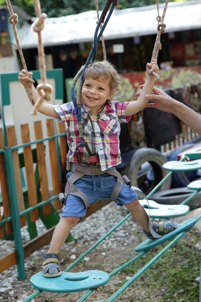 Niño en carrera de obstáculos —  Fotos de Stock