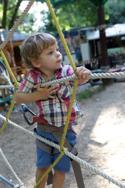 Çocuk engellerin üstesinden gelir.