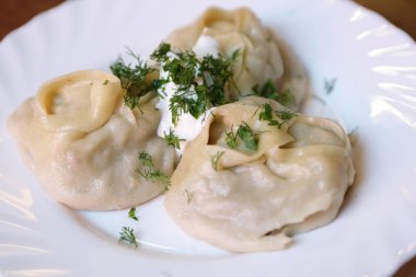 Manti plaka üzerinde