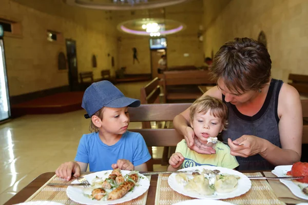 Familia almorzando —  Fotos de Stock