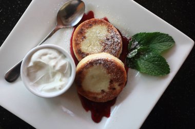 Syrniki plaka üzerinde