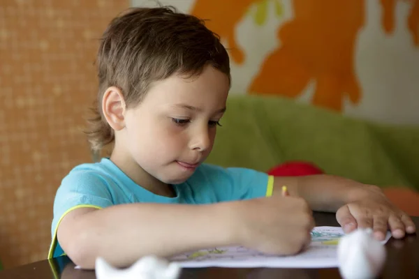 Мальчик рисует в кафе — стоковое фото