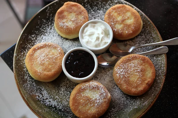 Friggitrici con panna e marmellata — Foto Stock