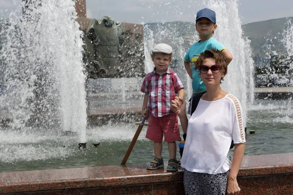 Família no fundo da fonte — Fotografia de Stock