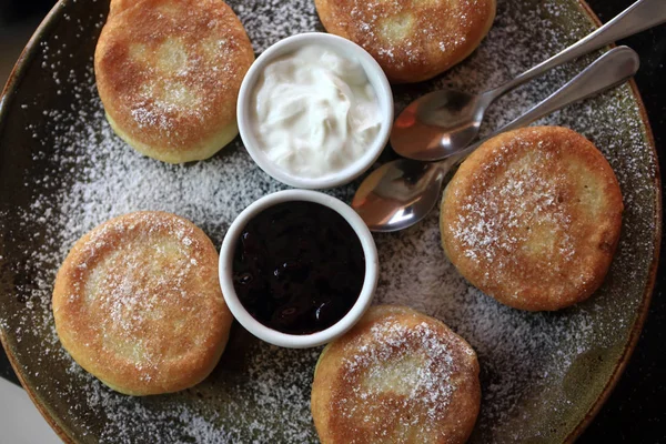 Piatto con frittelle — Foto Stock