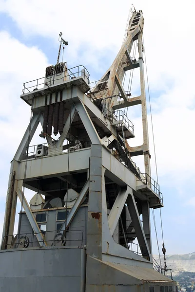 Weergave van de kraan in de zeehaven — Stockfoto