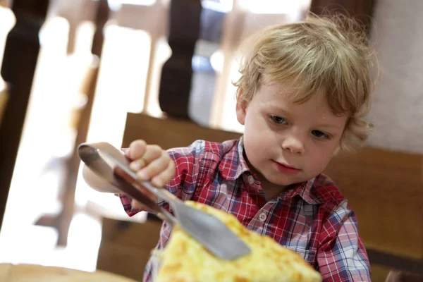 Dziecko przy pizzy — Zdjęcie stockowe