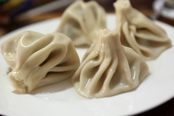 Khinkali en plato blanco — Foto de Stock