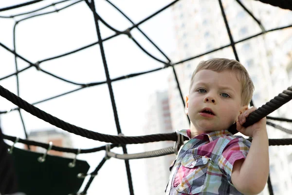 Child on climbing net — Stock Photo, Image