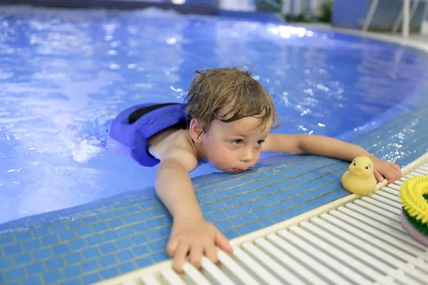 Niño en la piscina —  Fotos de Stock