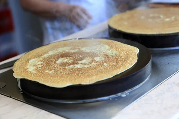 Pannukakkujen valmistus — kuvapankkivalokuva