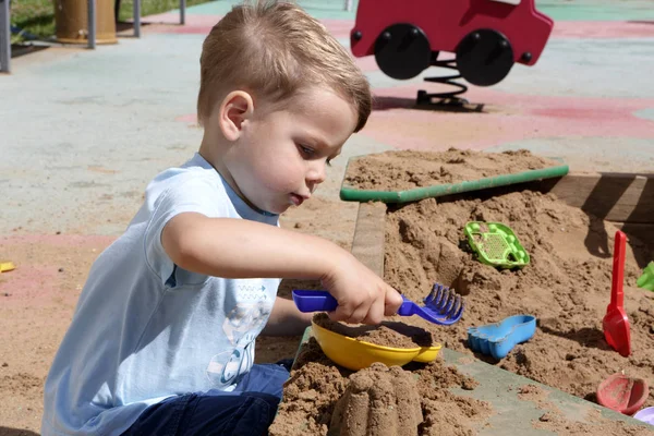 Niño en sandbox — Foto de Stock