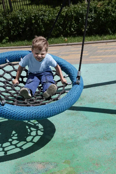 Salıncaktaki çocuk