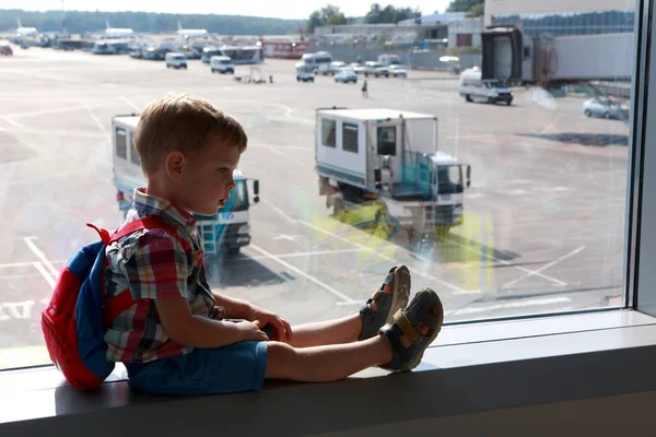 Barn i lufthavnen – stockfoto