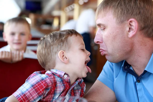 Apa és fia mutatják a nyelvüket — Stock Fotó