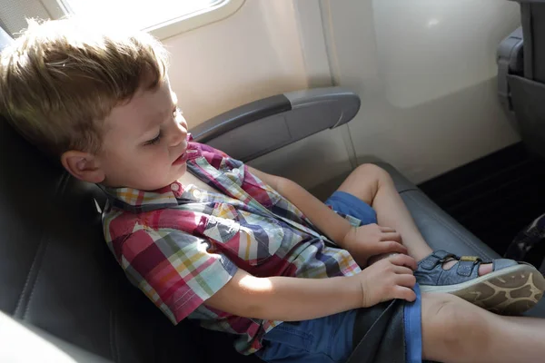 Kid in vliegtuig — Stockfoto
