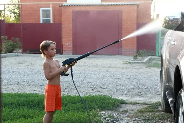 Child washing car — Stock Photo, Image