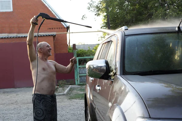 Uomo lavaggio auto — Foto Stock