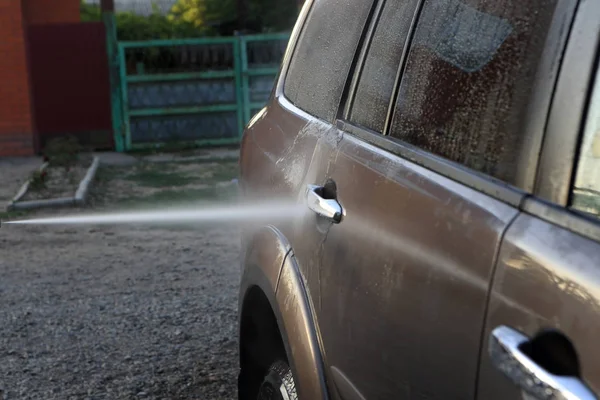 Serviceman lavage de voiture — Photo