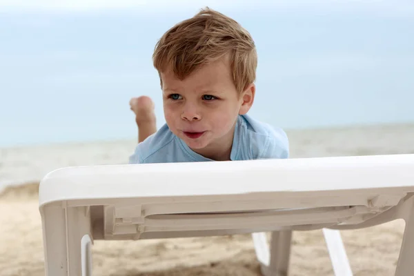 Niño en la playa solarium —  Fotos de Stock