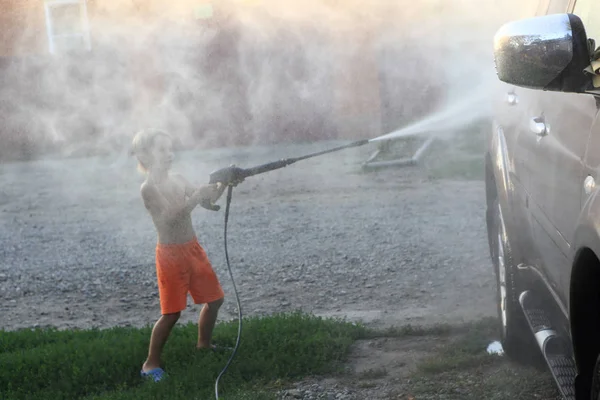 Chłopiec mycie samochodu — Zdjęcie stockowe