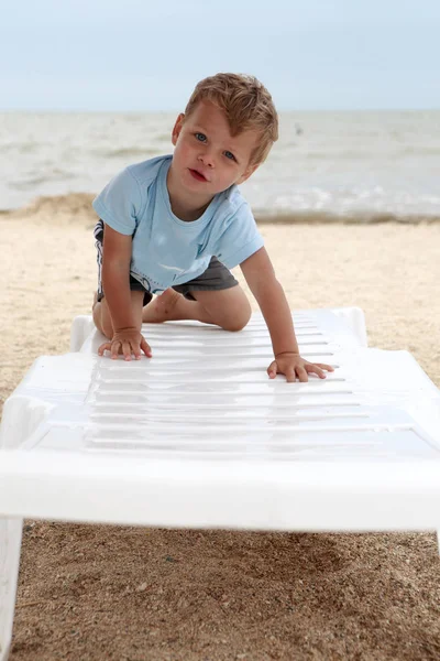 Dítě na pláži lehátka — Stock fotografie