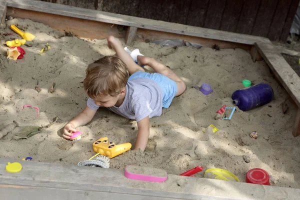 Niño en sandbox — Foto de Stock