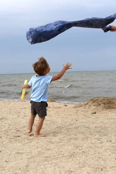 Niño jugando con manta —  Fotos de Stock