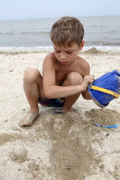 Criança brincando com balde de brinquedo — Fotografia de Stock