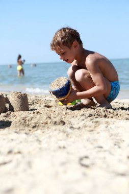 Oyuncak kepçe ile oynayan çocuk