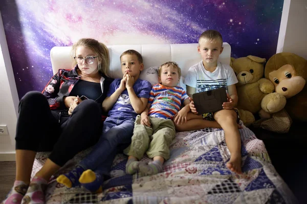 Barn tittar på tv — Stockfoto
