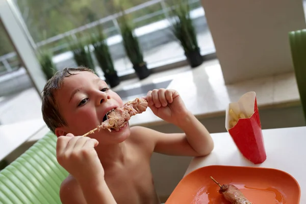 Niked pojke äter kebab — Stockfoto