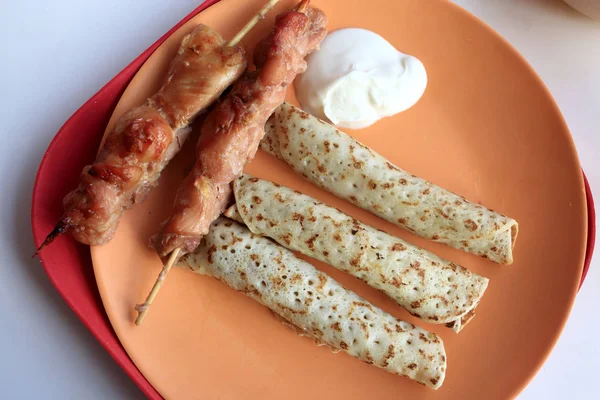 Panqueques rellenos y kebab —  Fotos de Stock