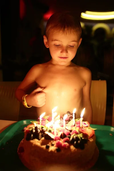 Kid looking at birthday cake — Stock Photo, Image
