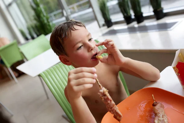 Barnet äta pommes frites — Stockfoto