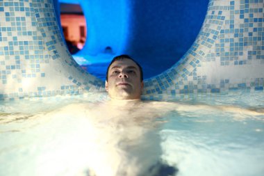 Su Parkı dinlenme adam