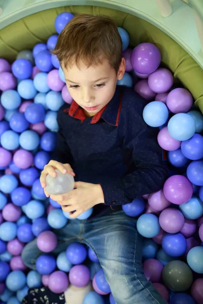 Kind tot in doos met ballen — Stockfoto