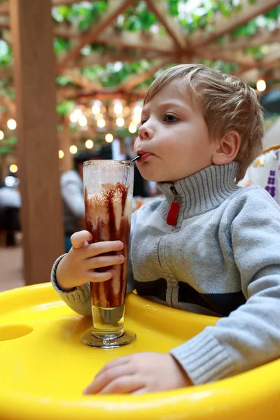 Pojke dricka milkshake — Stockfoto