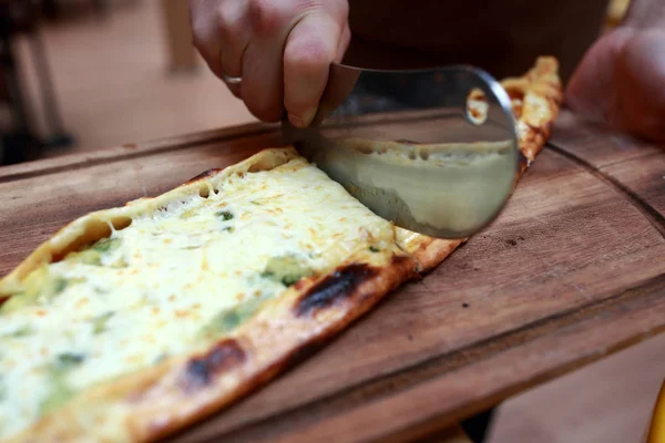 Chef cutting Sebzeli Pide — Stock Photo, Image