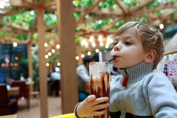 Kind milkshake drinken — Stockfoto