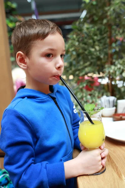 Çocuk içme limonata — Stok fotoğraf