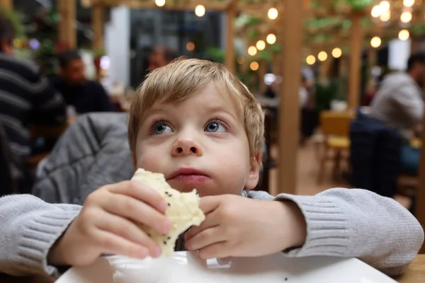 Bambino mangiare pane pitta — Foto Stock