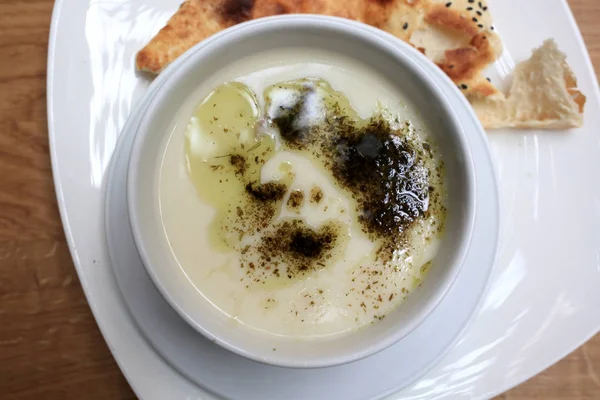 Plaat met Turkse yoghurt soep — Stockfoto