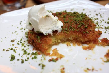 Künefe ve buz creame ile plaka