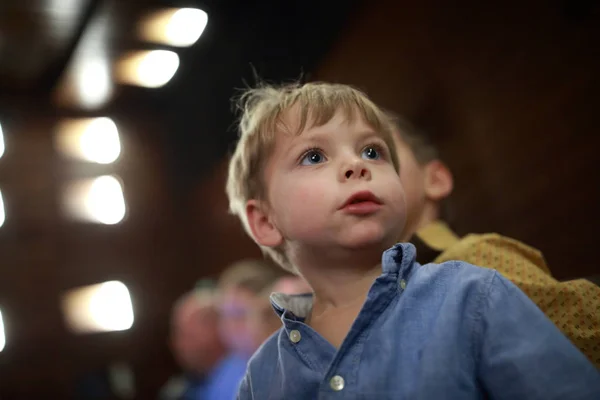 Niño en el cine —  Fotos de Stock