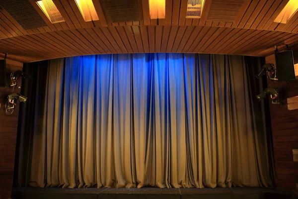 Tiyatro kahverengi perdeleri — Stok fotoğraf
