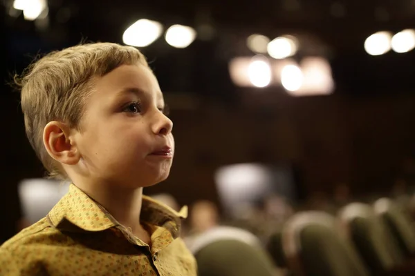 Niño en el cine — Foto de Stock