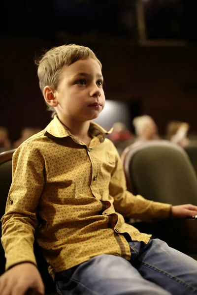 Niño en el teatro — Foto de Stock